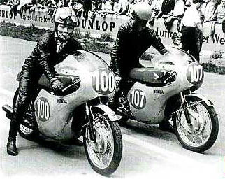 マン島TTレースにて、当社風防を付けて一位になったオートバイ（1961年）